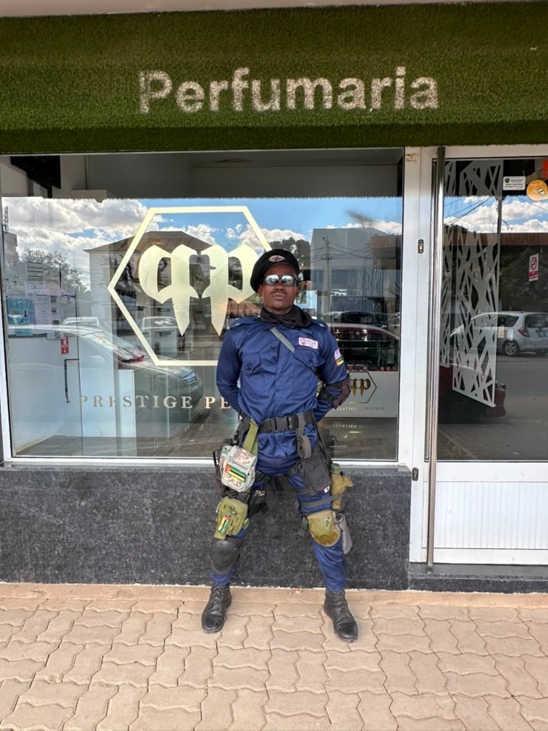 Vigilante da PALO SECURITY à porta de uma loja