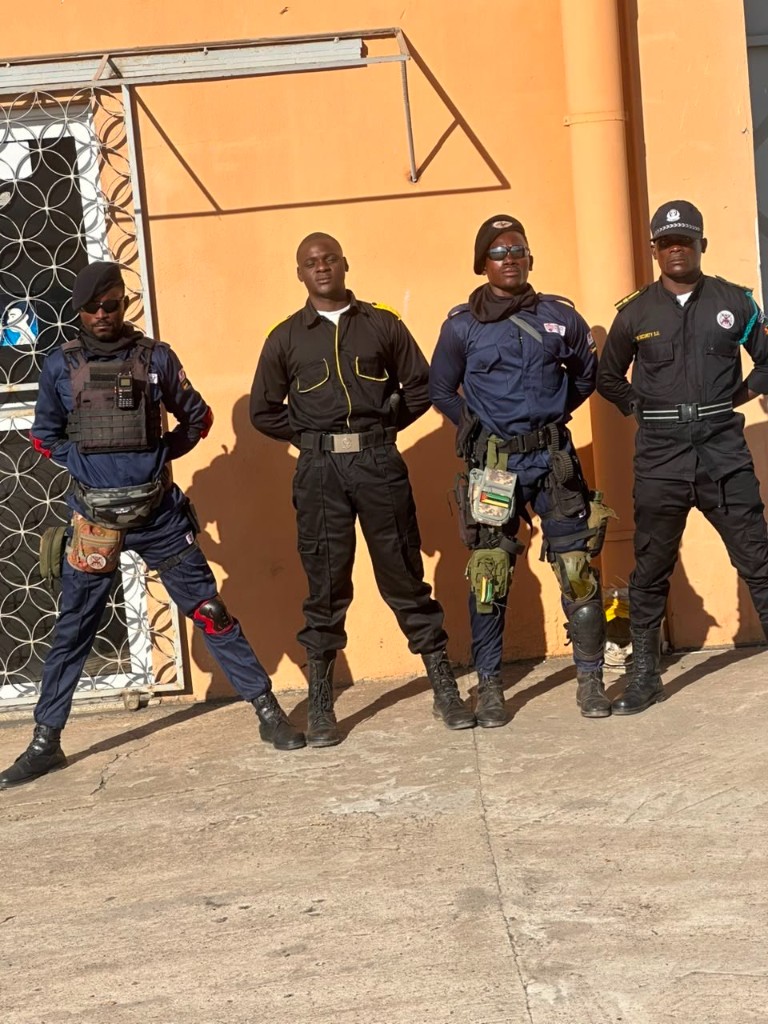 Equipa da PALO SECURITY num posto